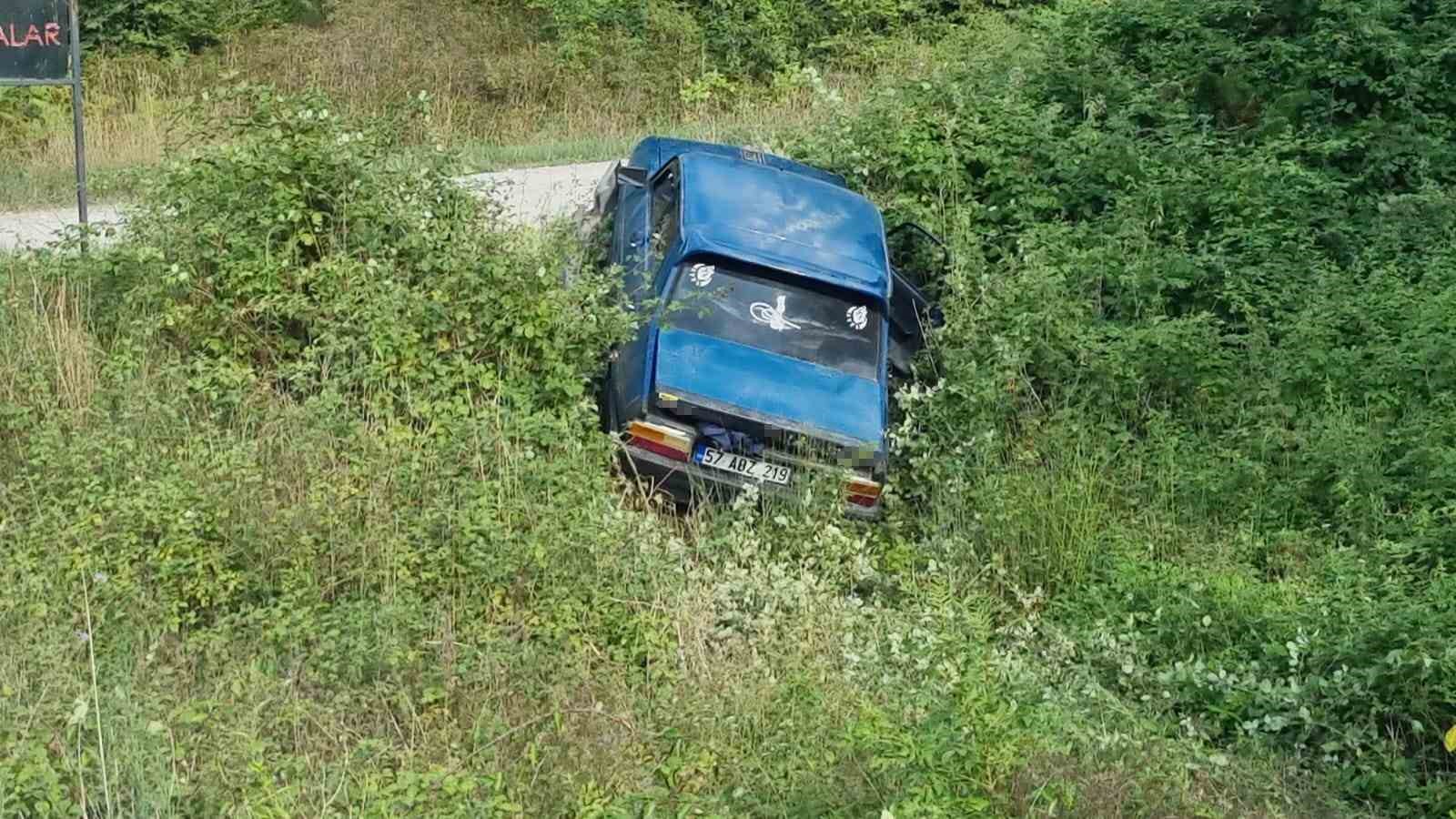 sinop-ta-otomobil-sarampole-devrildi-2-yarali