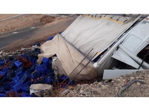 Antalya’da Nar Yüklü Kamyon Devrildi: 3 Ölü