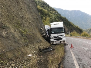 Tırın Çarpıp Yamaca Sıkıştırdığı Aracın Sürücüsü Ölümden Döndü