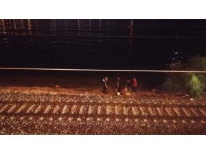 İzmir’de Trenin Çarptığı Vatandaş Hayatını Kaybetti