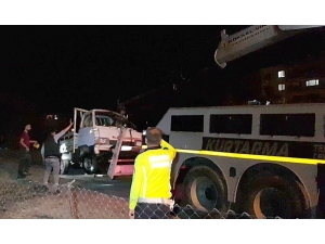 Kamyonet Çaya Uçtu, Sürücü Bulunamadı