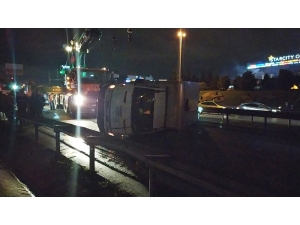 Kamyonet Kazada Yan Yattı, 3 Kişi Yara Almadan Kurtuldu