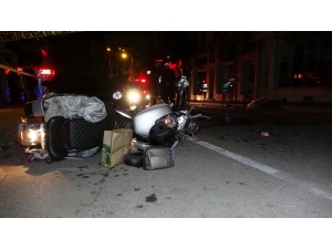 Motosiklet Önce Ağaca Sonra Direğe Çarptı: 1 Ölü, 1 Ağır Yaralı