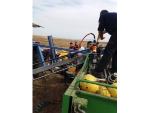 Kabak Makinesine Ayağı Sıkışan Çiftçi İtfaiye Ekiplerince Kurtarıldı