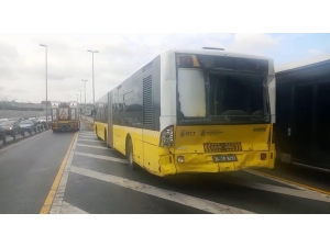 Beyoğlu Halıcıoğlu’nda Metrobüs Kazası Yaşandı. Kazada Yaralı Yolcular Olduğu Belirtildi.