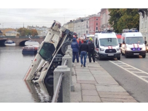 Rusya’da Vinç Nehre Uçtu