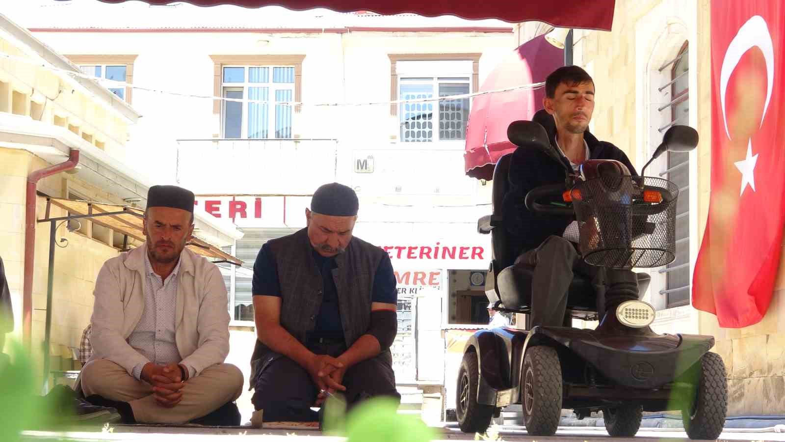 bayburtlu-genc-akulu-tekerlekli-sandalyesiyle-cemaatle-saf-tutuyor-allah-in-huzuruna-gitmeye-hicbir-engel-yoktur