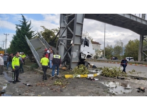 Tır Yolcu Durağını Altına Aldı: 1’i Çocuk 2 Ölü, 3 Yaralı