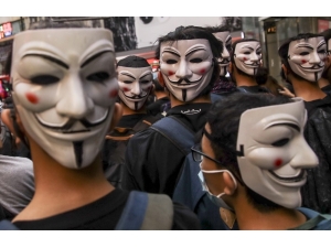 Hong Kong’da Yağmur Altında Protesto