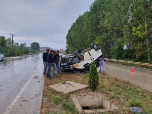 İşçileri Taşıyan Minibüs Refüjde Takla Attı: 6 Yaralı