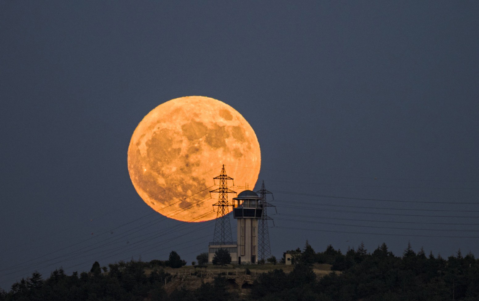 astrofotografci-cilek-dolunayi-ni-boyle-goruntuledi