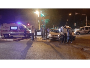 Ambulansa Yol Vermek İstersen Çarpıştılar: 1 Yaralı