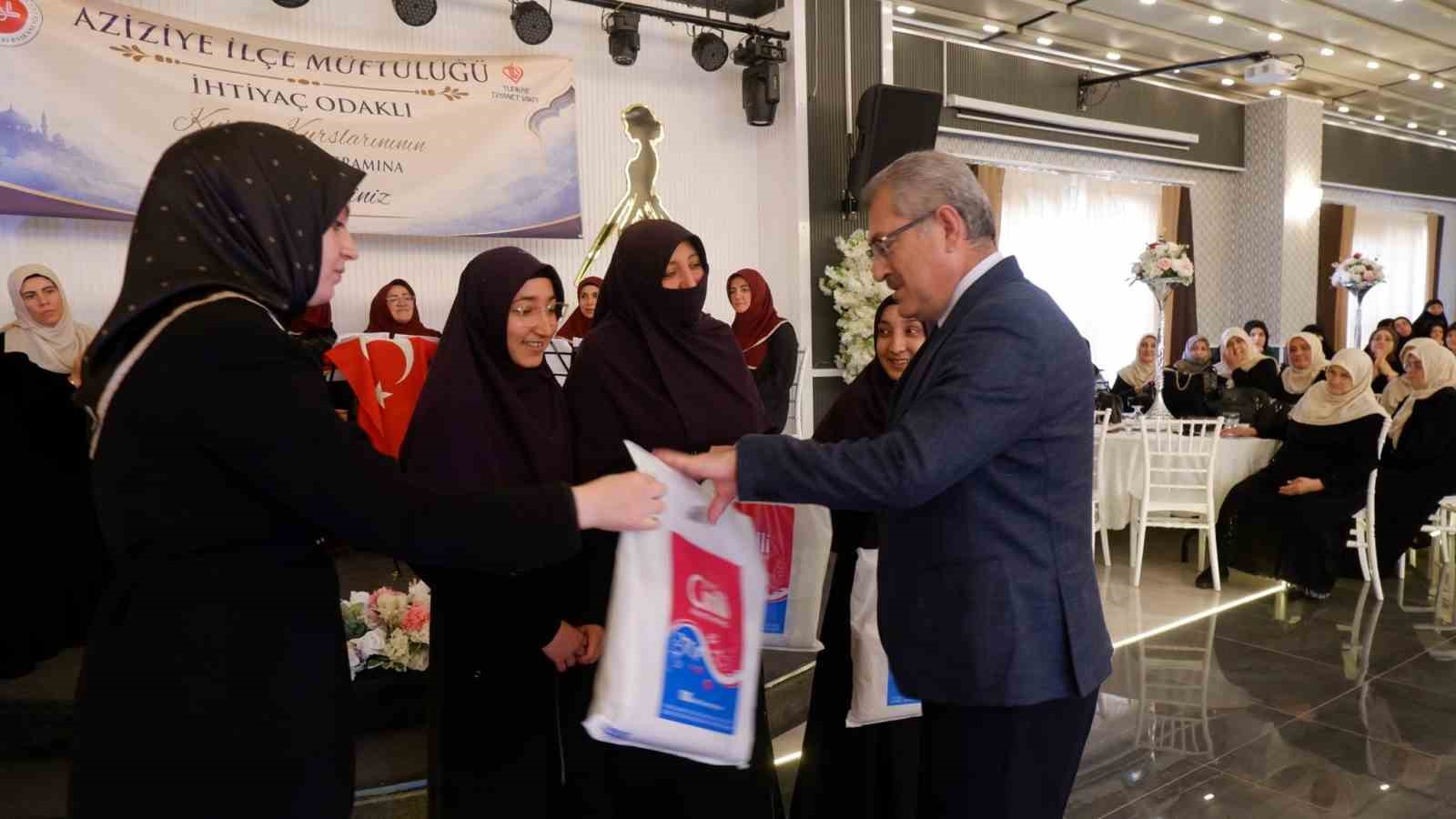 aziziye-de-ihtiyac-odakli-kur-an-kurslari-nda-yil-sonu-heyecani