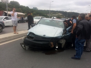 Ataşehir’de İki Araç Birbirine Girdi: 2 Yaralı