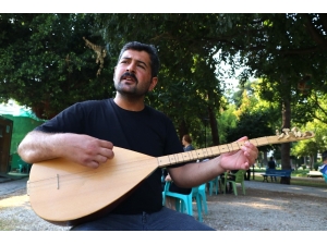 Bağlama Çalıp Türkü Söyleyerek Çocuklarını Okutuyor