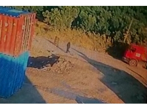 Tır Şoförü Otomobilin Altında Böyle Kaldı