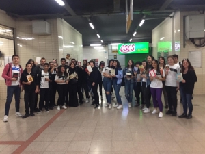Öğrenciler Metroda Kitap Okuyarak ‘Kitap Her Yerde’ Mesajı Verdi