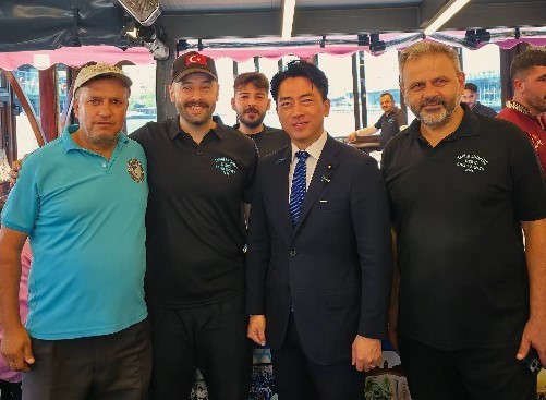 japonya-savunma-bakan-koizumi-eminonu-nde-balik-ekmek-yedi