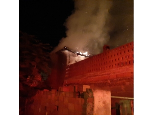 Kepsut’ta Sobadan Çıkan Yangın Evi Kül Etti