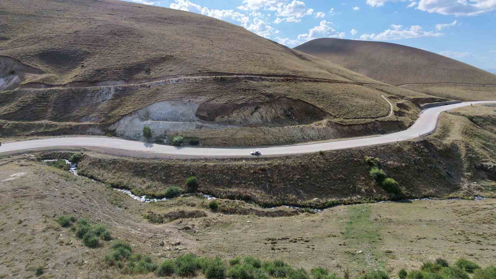 erzurum-da-bir-gizemli-yol-daha-araclar-vites-bostayken-yokus-yukari-gidiyor