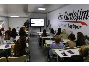 "Kız Kardeşim Eğitim Tırı" Adana’da