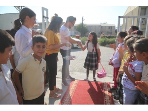 Öğrencileri ’Kırmızı Halı’ Sererek Karşıladı