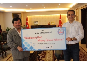 Ayakkabı Boyayarak Kazandığı 50 Lirayı Kütüphaneye Bağışladı