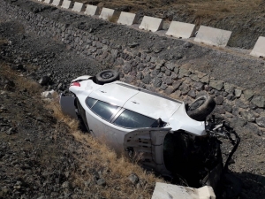 Otomobil Baraj Gölüne Düşmekten Son Anda Kurtuldu
