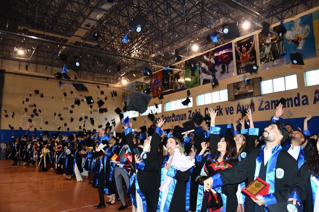 sarikamis-spor-bilimleri-fakultesi-nde-mezuniyet-coskusu