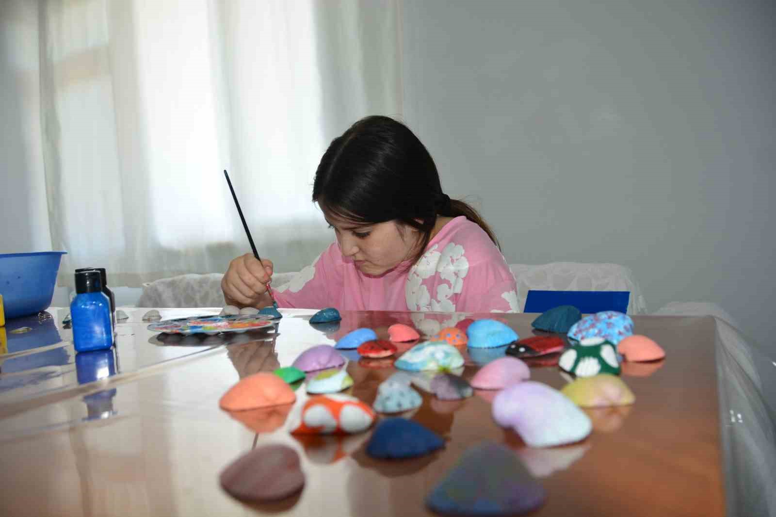 samsunlu-minik-elif-zehra-deniz-kabuklarini-sanat-eserine-donusturuyor