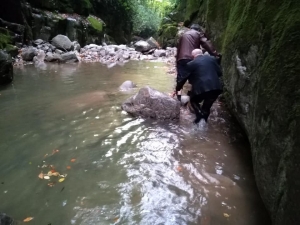 Şelalede Ayağı Kayan İl Genel Meclisi Üyesini Muhtar Kurtardı