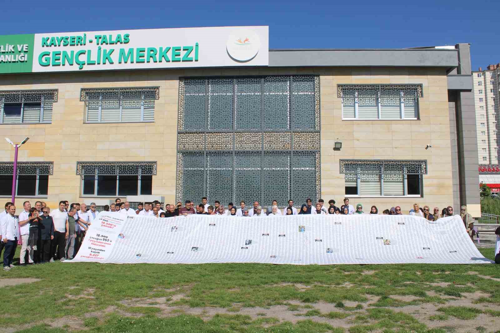 gazze-de-olen-cocuklarin-ismi-12-metre-uzunlugundaki-pankarta-sigmadi