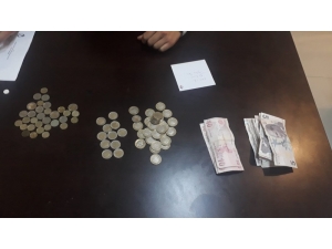 Dilencilerin Üzerinden 2 Bin 842 Tl Çıktı