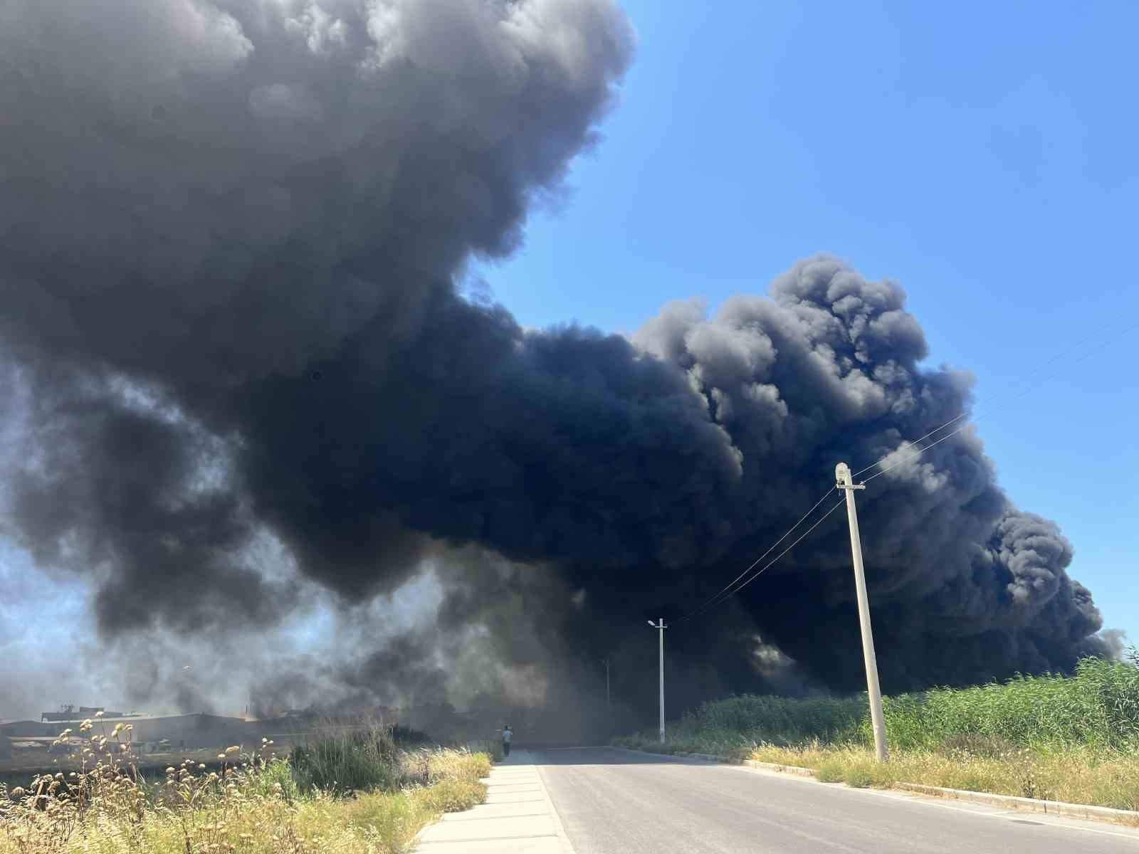 izmir-de-geri-donusum-fabrikasinda-korkutan-yangin
