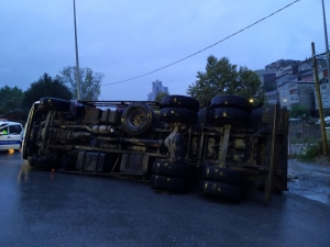 Sarıyer’de Kamyon Yan Yattı: 1 Yaralı