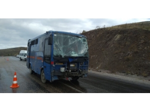 Sivas’ta Cezaevi Nakil Aracı Devrildi: 10 Yaralı