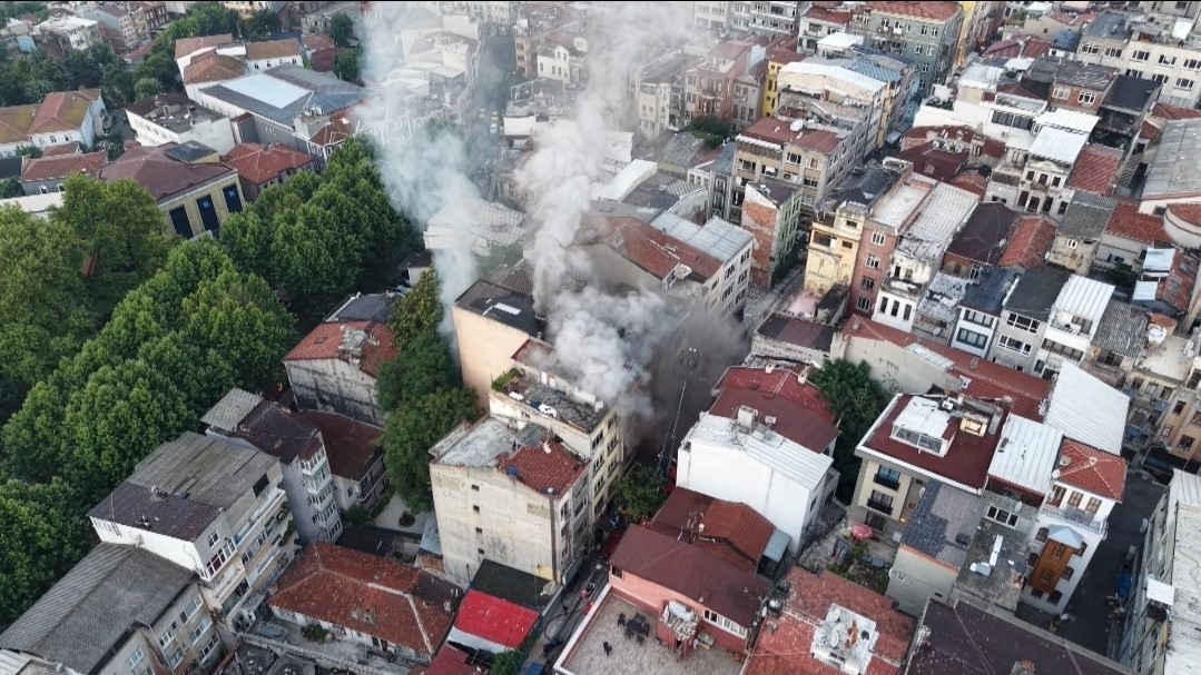 fatih-te-5-katli-is-haninda-yangin-1-kisi-kurtarildi