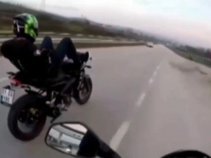 Motosikletli Maganda Hareketleri İle Adeta Ölüme Meydan Okudu