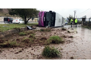 Sakarya’da Yağışlı Havada Kontrolden Çıkan Otobüs Kaza Yaptı