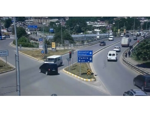 Trabzon’da Dikkatsiz Sürücülerin Kazaları Mobese Kameralarına Yansıdı