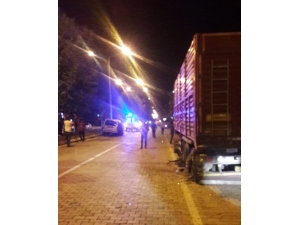 16 Yaşındaki Ehliyetsiz Sürücü Önce Tıra Sonra Refüje Çarptı