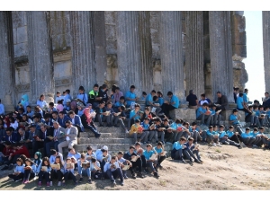 Aizanoi Antik Kenti Öğrenci Ve Öğretmenlerle Doldu Taştı