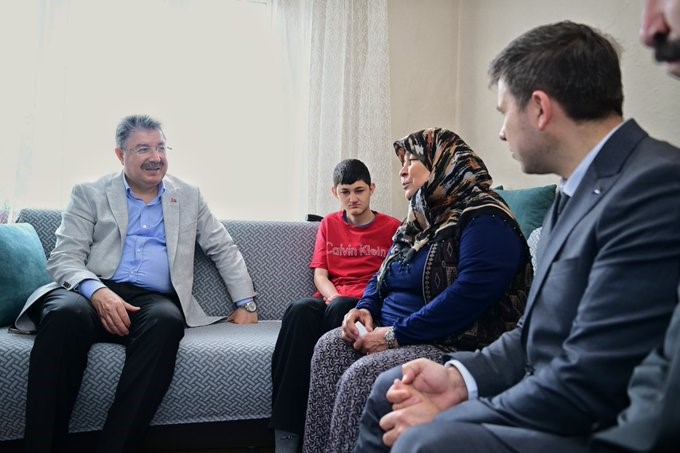 vali-yilmaz-engelli-mehmet-dogan-ve-ailesini-ziyaret-etti