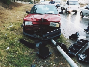 Otomobil Trafik Işığı Direğine Çarptı