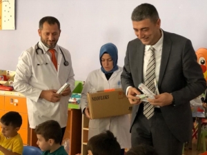 Kaymakam Öztürk, Öğrencilere Diş Fırçası Ve Macunu Dağıttı