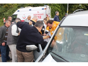 İnebolu’da Köprü Girişinde İki Araç Çarpıştı: 2 Yaralı