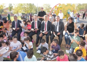 Öğrenciler, Protokol İle Bir Araya Gelip Parkta Kitap Okudu