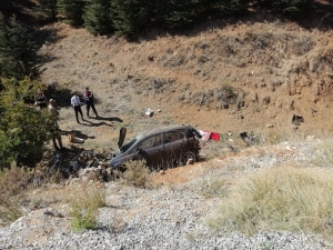 Otomobil Şarampole Uçtu: 1 Ölü, 2 Yaralı