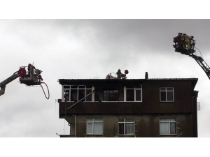 Tuzla’da Bir Apartmanın En Üst Katında Bulunan Dairede Yangın Çıktı. Olay Yerine Çok Sayıda İtfaiye Ekibi Sevk Edilirken Yangın Kontrol Altına Alındı.