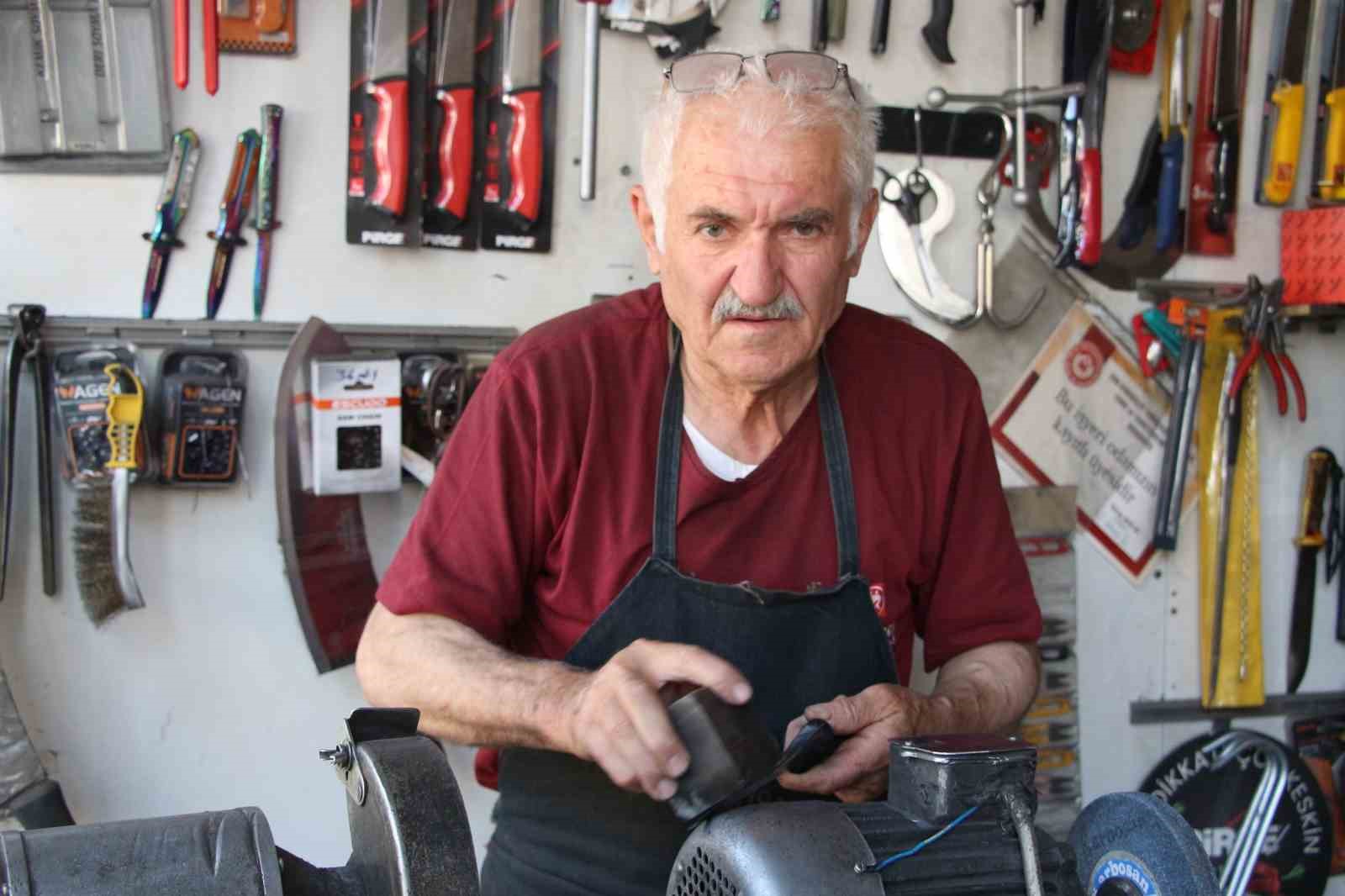 omrunu-carkin-basinda-gecirdi-59-yildir-bicak-biliyor
